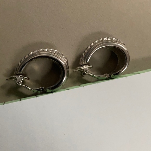 Trifari Signed Clip Vintage Earrings - Picture 5 of 5